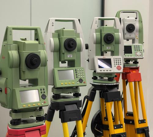 سه پایه نقشه برداری 